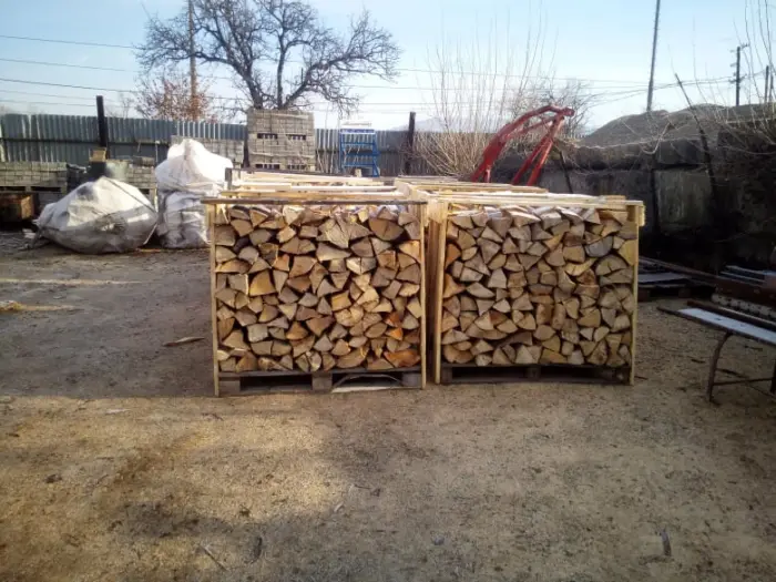 Palety 1 × 1 × 1 m so štiepaným drevom