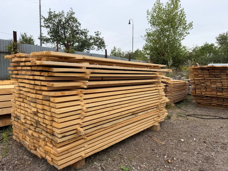 Stoh dosiek 2 m × 15 cm pripravených na odber